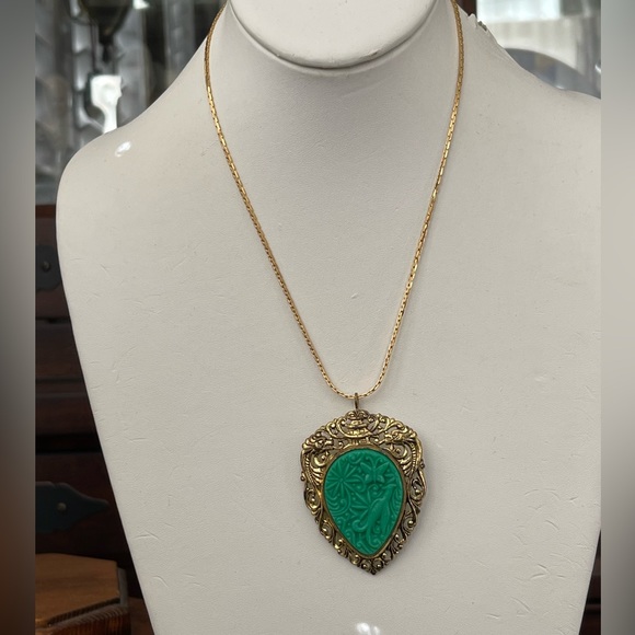 1940s faux carved jade gold tone pendant brooch pin - Picture 3 of 9